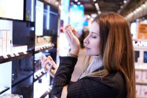 اختيار عطر مثالي في عالم العطور للسيدات